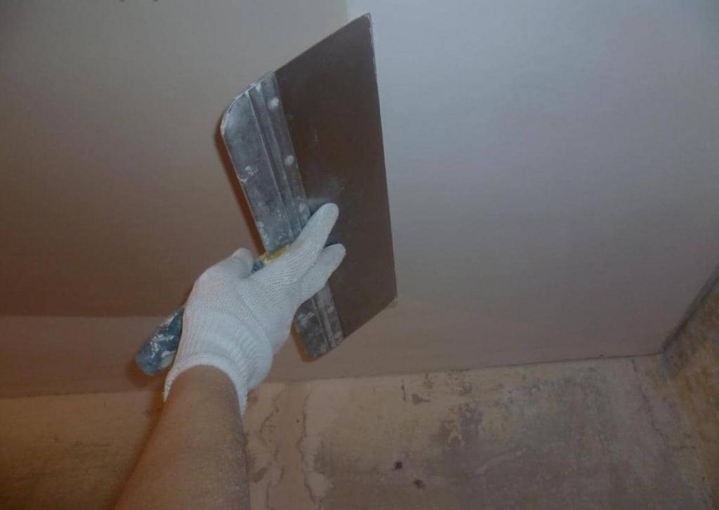 Как ремонтировать трещины на потолке