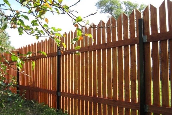 Деревянный забор как покрасить